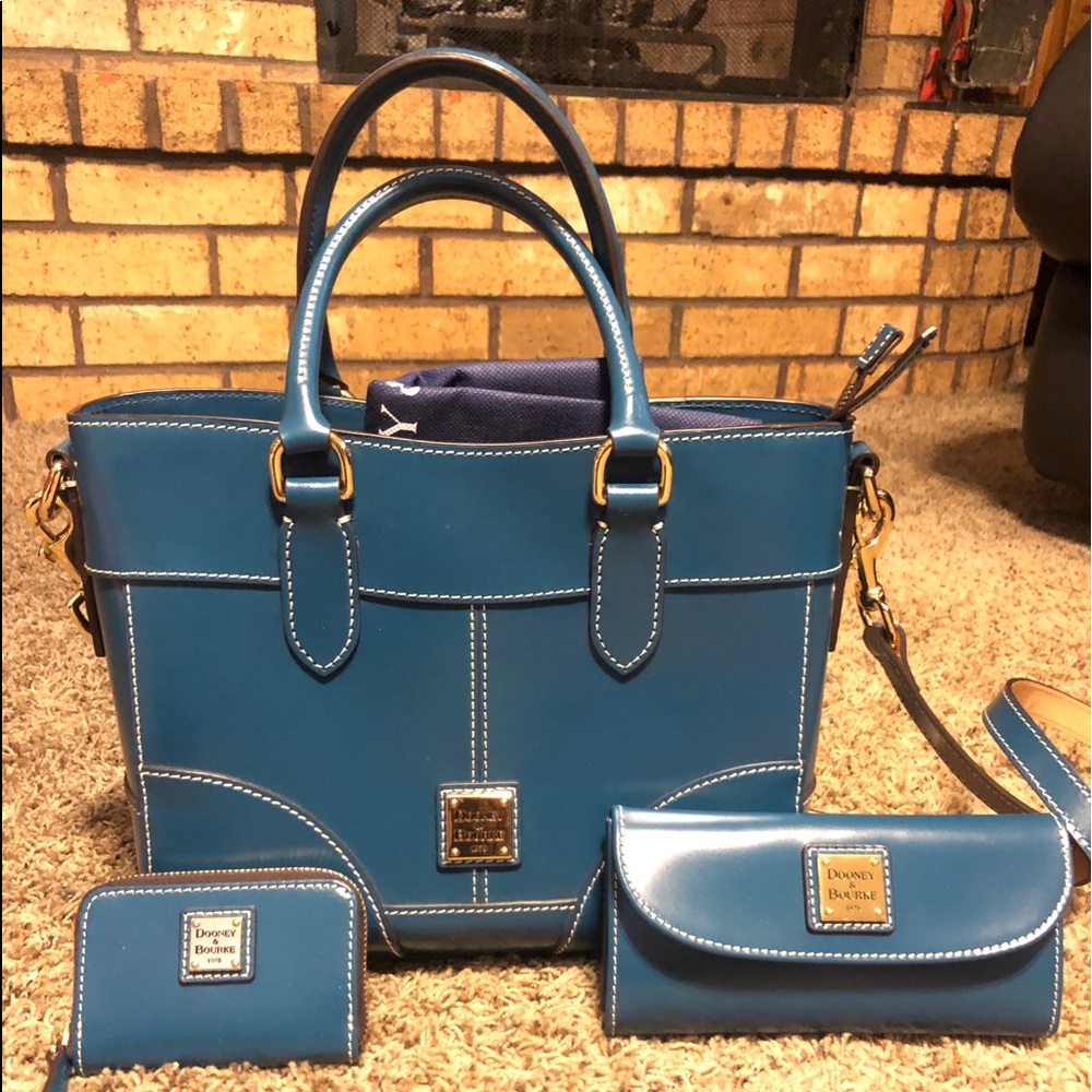 Dooney & Bourke credit card case